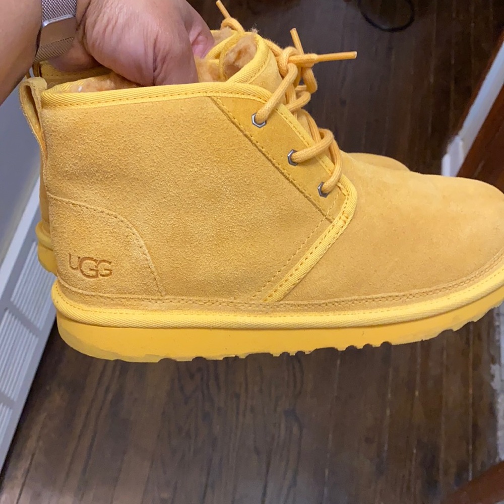 Big kids size 6 Ugg Amber Neumel boots